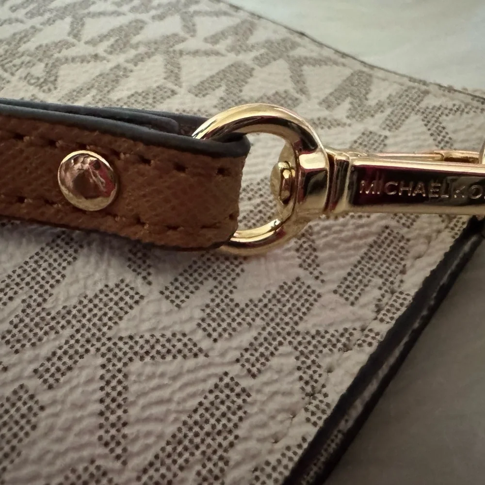 Michael Kors Cream and Brown Wristlet Jet Set front card open pocket - Picture 5 of 5